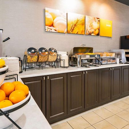 Comfort Hotel & Suites Peterborough Bagian luar foto