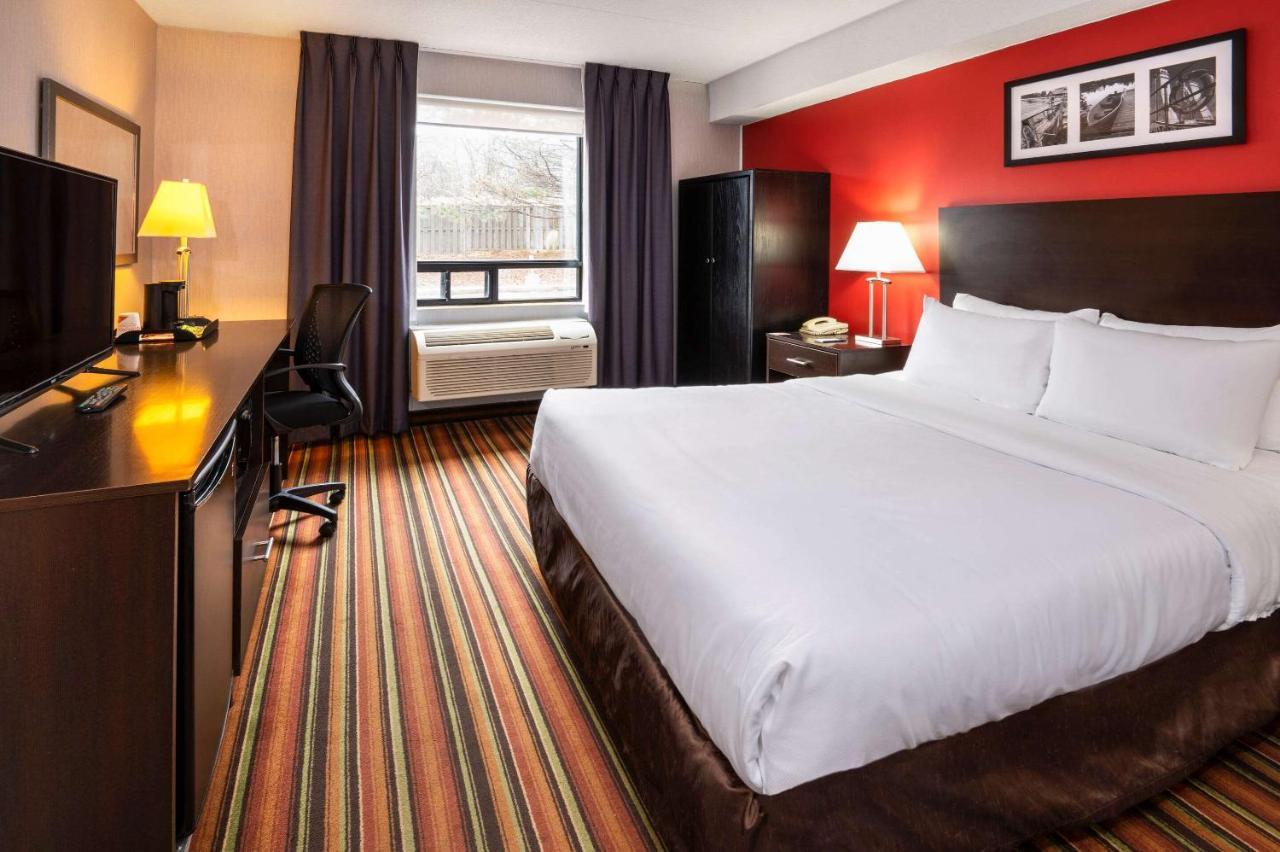 Comfort Hotel & Suites Peterborough Bagian luar foto