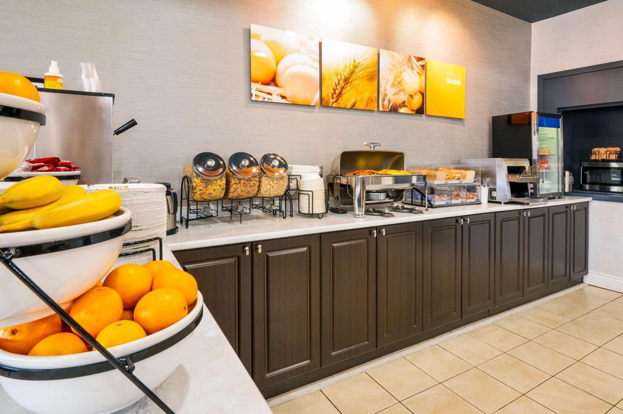 Comfort Hotel & Suites Peterborough Bagian luar foto