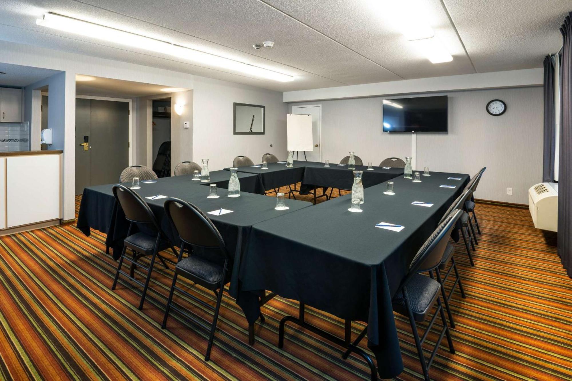 Comfort Hotel & Suites Peterborough Bagian luar foto