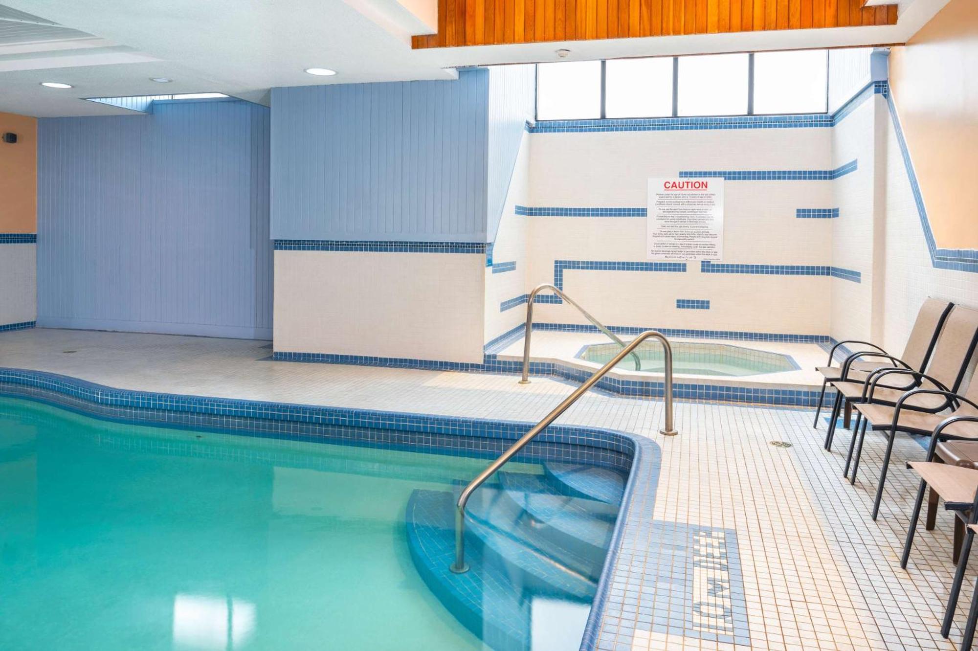 Comfort Hotel & Suites Peterborough Bagian luar foto