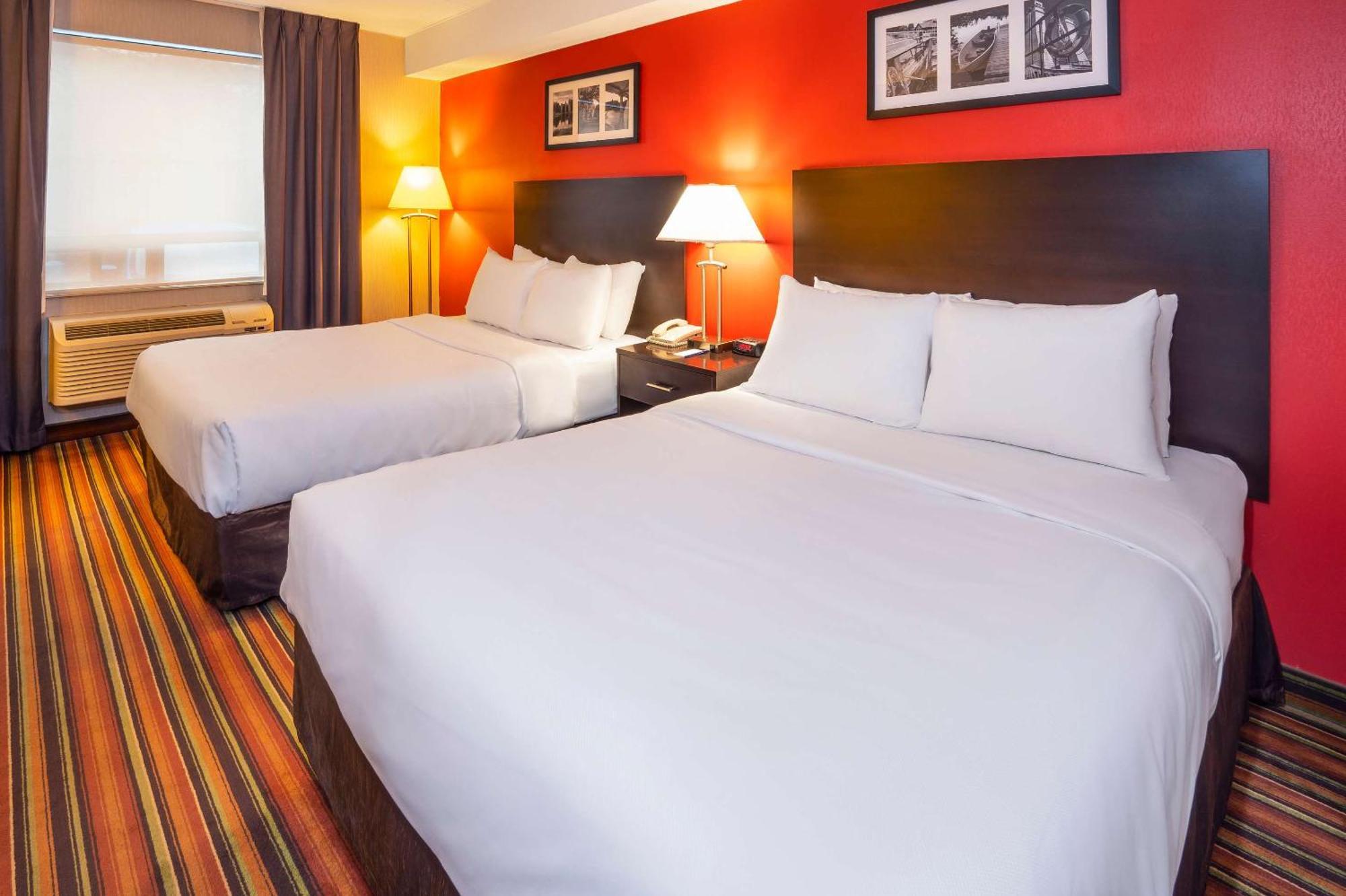 Comfort Hotel & Suites Peterborough Bagian luar foto